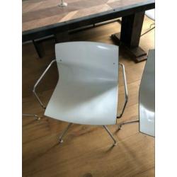 4 Arper Catifa eettafelstoelen.