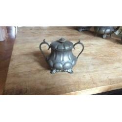Theepot, koffiepot, melkkan en suikerpot van tin