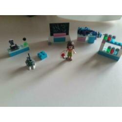 Lego friends 3933. Olivia's laboratorium. Er ontbreekt 1 acc
