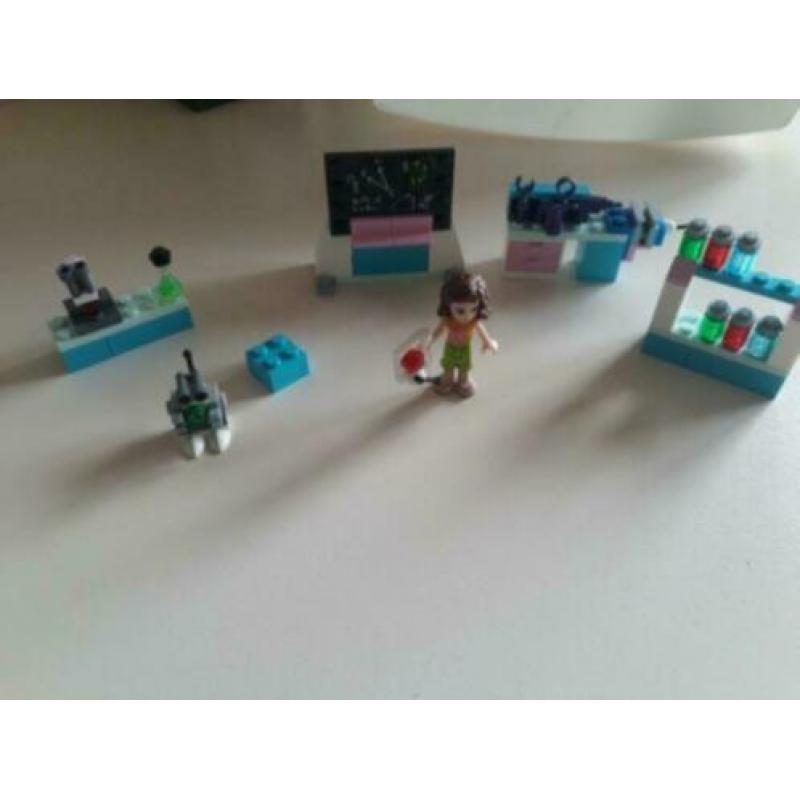 Lego friends 3933. Olivia's laboratorium. Er ontbreekt 1 acc