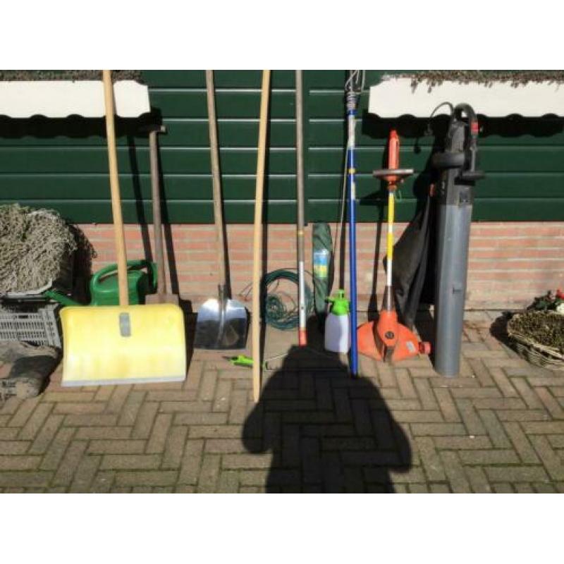 Tuingereed o.a grastrimmer, bladblazer ,netten, kistjes eea