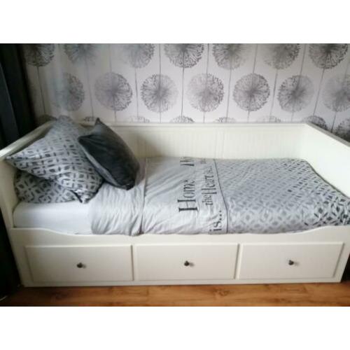 1 pers bed uitschuifbaar tot 2pers bed, bank met lades