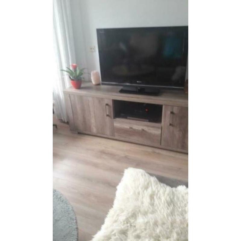 Tv-meubel hoogte 60 lengte 1.90 diepte 45