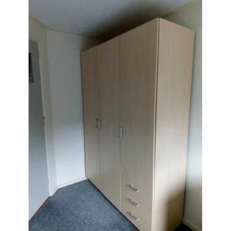 Te koop mooie drie deurs kledingkast