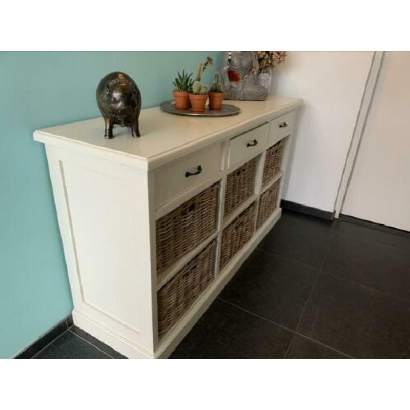 Leuke wit dressoir met houten manden