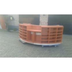 receptie balie met folder ruimte