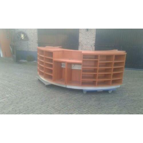 receptie balie met folder ruimte