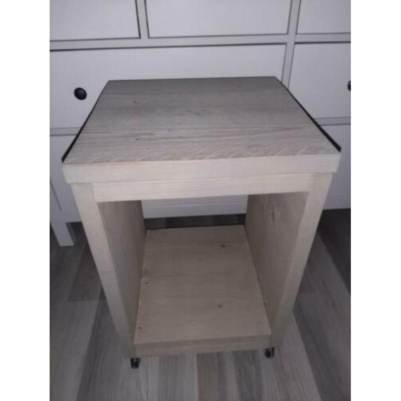 2 nachtkastjes van steigerhout