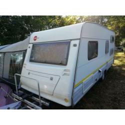 Caravan met stapelbed (Burstner + Walker voortent en luifel)