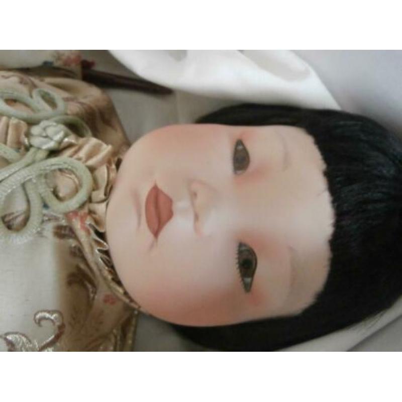 Chinese babypop met certificaat biscuitporcelein handgemaakt