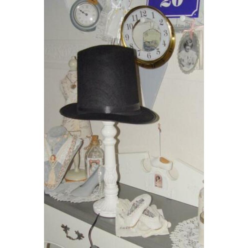 Brocante tafellamp met dito hoge hoed verlicht en wel