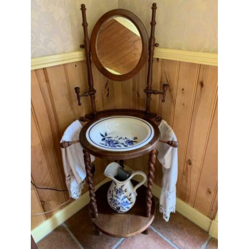 Lampetstel in brocante meubel