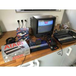 Atari 2600 in doos met veel joysticks en games