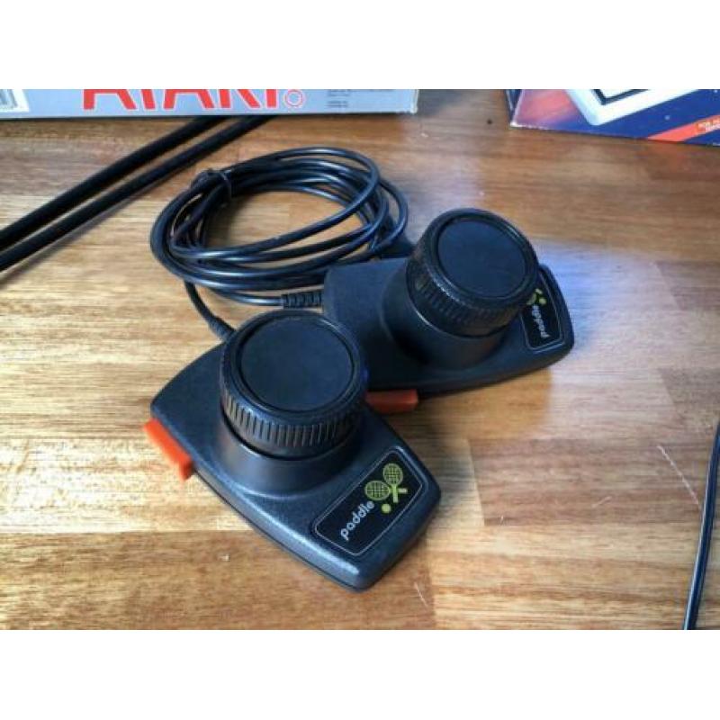 Atari 2600 in doos met veel joysticks en games