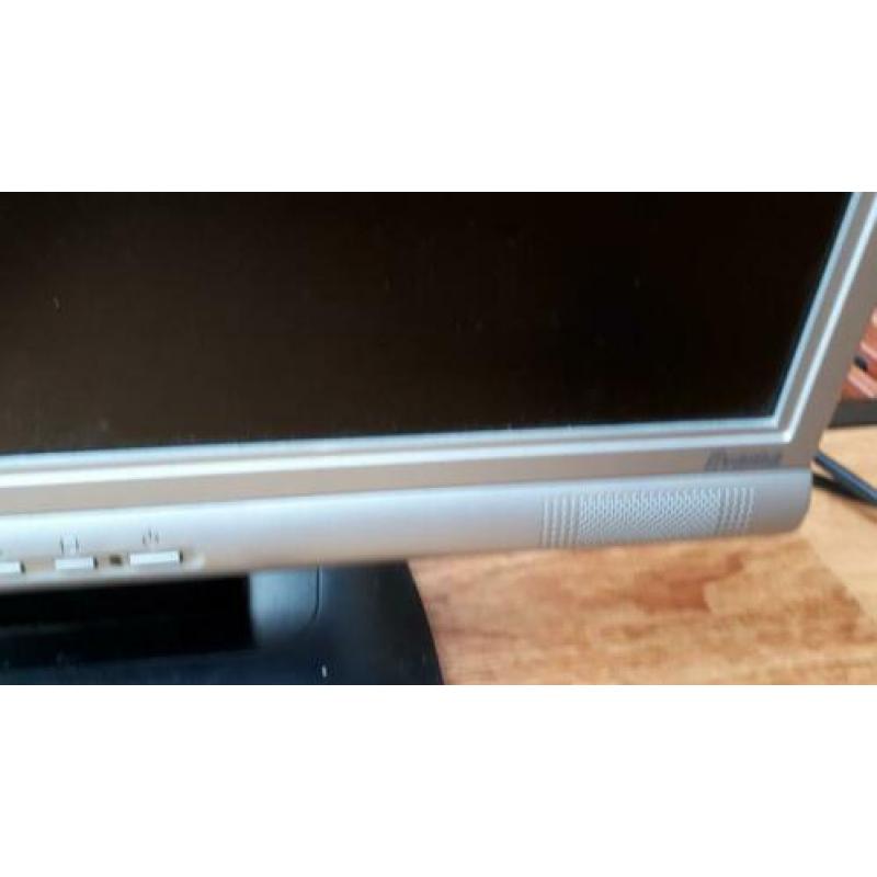 Beeldscherm 19 inch JJYama met ingebouwde speakers.