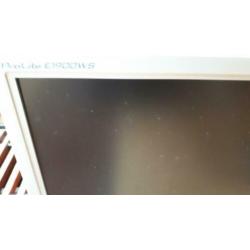 Beeldscherm 19 inch JJYama met ingebouwde speakers.