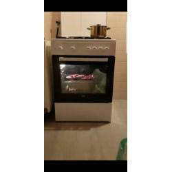 Oven & koelkast met vriezer.