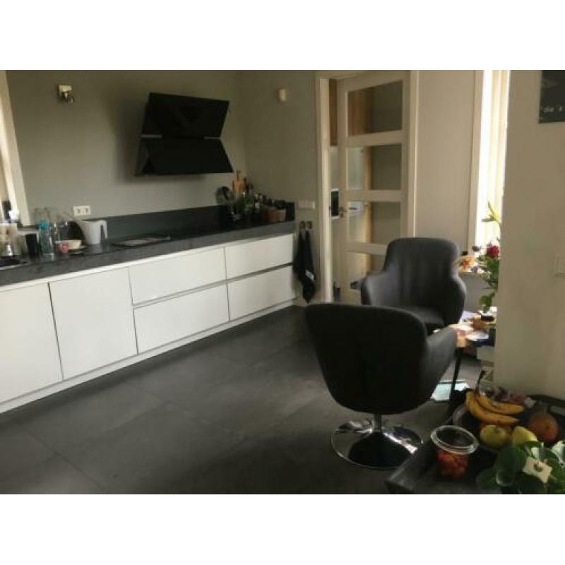 Leuke fauteuils op voet.