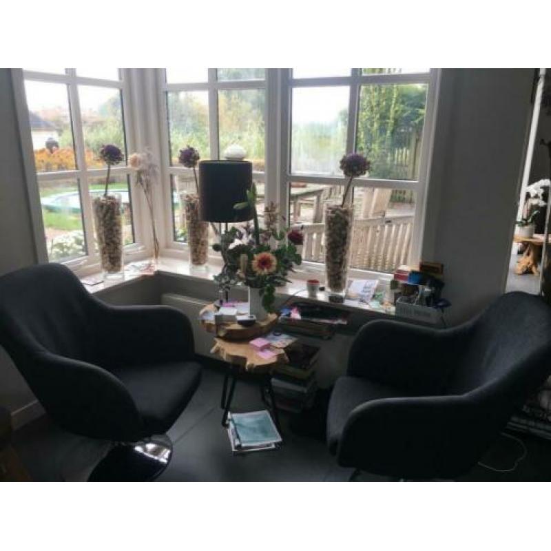Leuke fauteuils op voet.