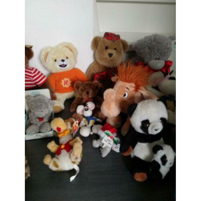 Partij beren knuffels verschillende grootte.