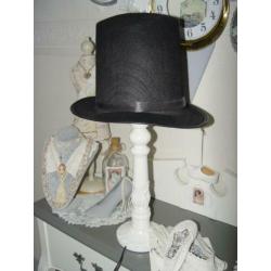 Brocante tafellamp met dito hoge hoed verlicht en wel