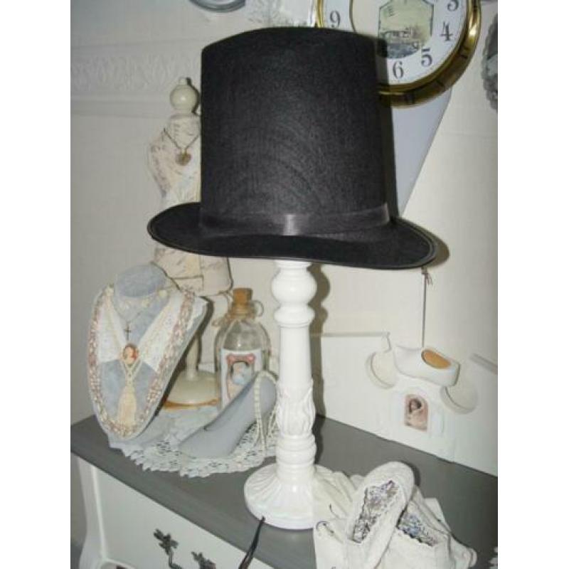 Brocante tafellamp met dito hoge hoed verlicht en wel