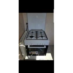 Oven & koelkast met vriezer.