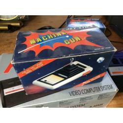 Atari 2600 in doos met veel joysticks en games