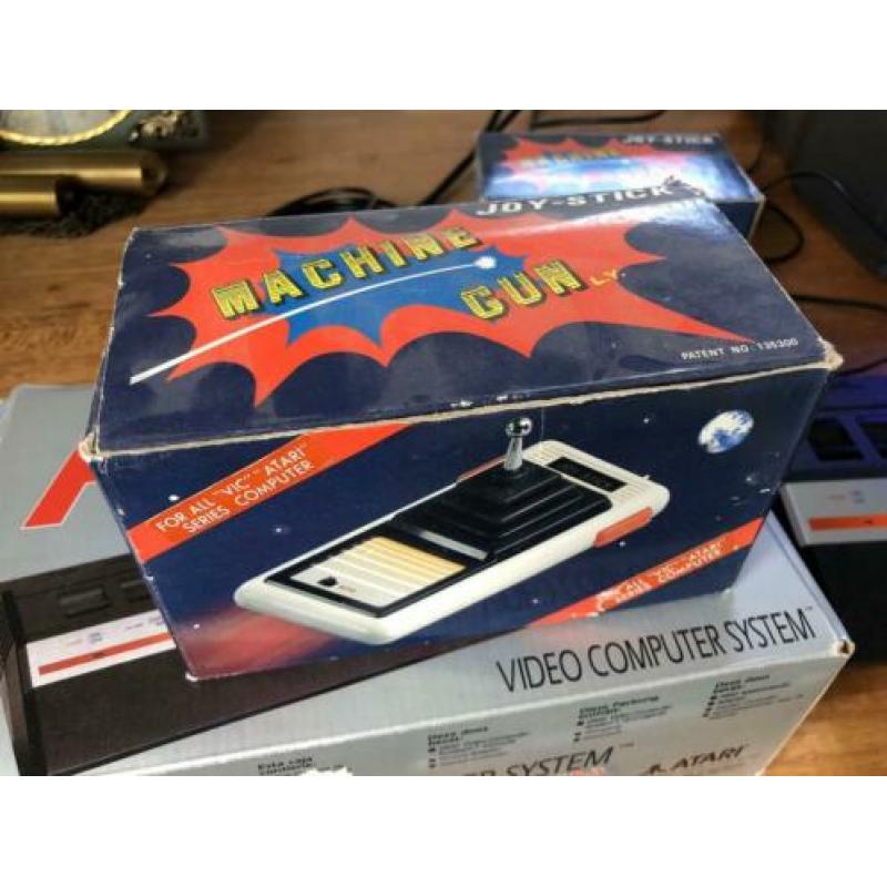Atari 2600 in doos met veel joysticks en games