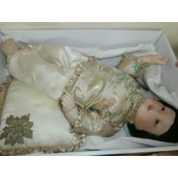 Chinese babypop met certificaat biscuitporcelein handgemaakt