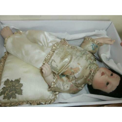 Chinese babypop met certificaat biscuitporcelein handgemaakt