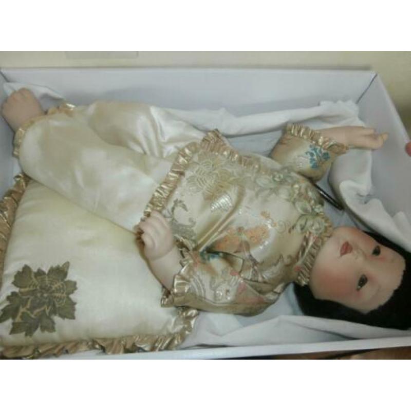 Chinese babypop met certificaat biscuitporcelein handgemaakt