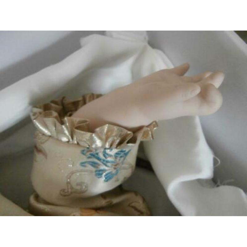 Chinese babypop met certificaat biscuitporcelein handgemaakt