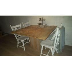 Gezellige 5/6 persoons tafel met stoelen