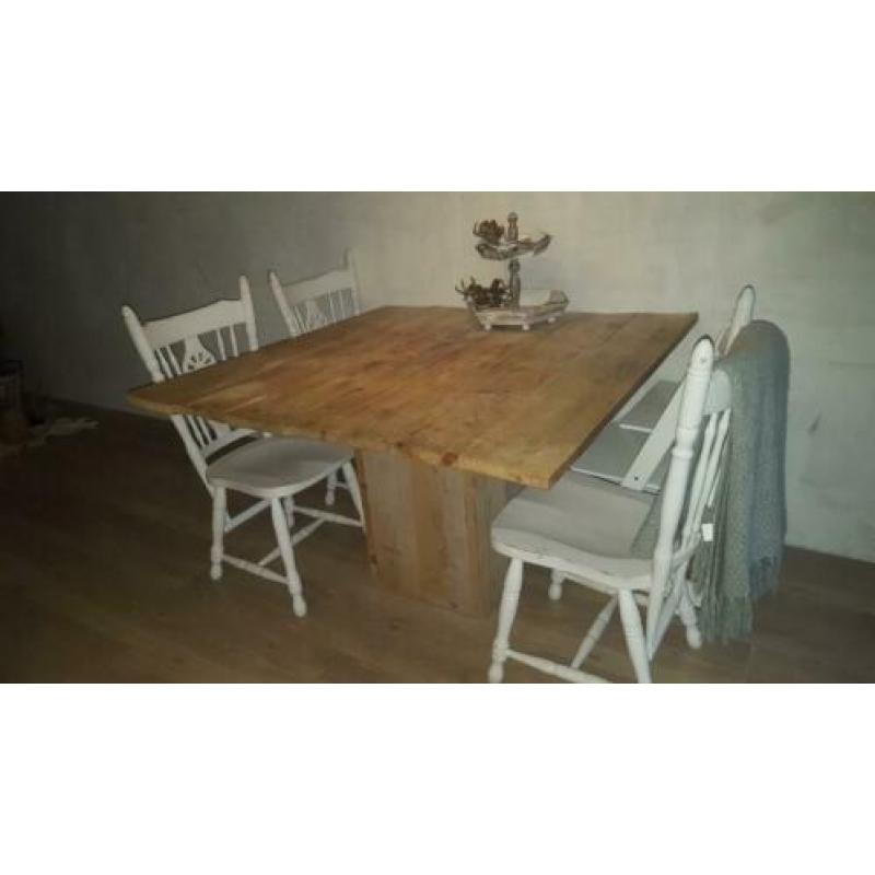Gezellige 5/6 persoons tafel met stoelen