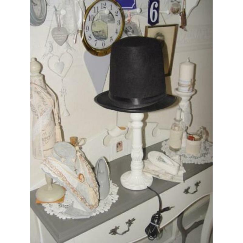 Brocante tafellamp met dito hoge hoed verlicht en wel