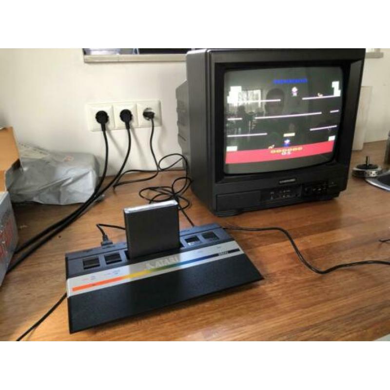 Atari 2600 in doos met veel joysticks en games