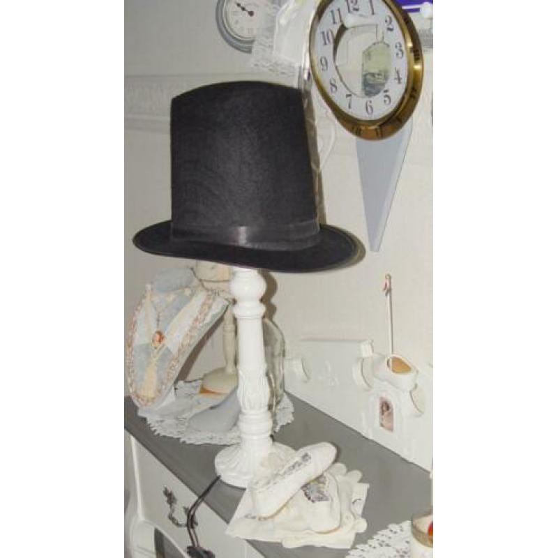 Brocante tafellamp met dito hoge hoed verlicht en wel