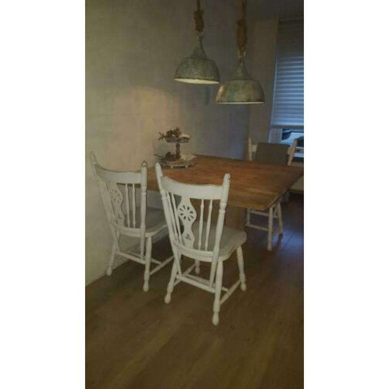 Gezellige 5/6 persoons tafel met stoelen