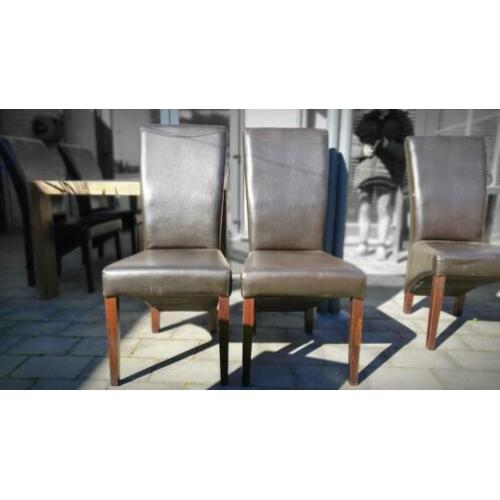 6 Donkerbruine stoelen.