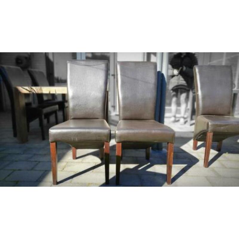6 Donkerbruine stoelen.