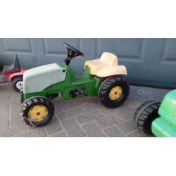 Trap tractors met aanhanger en graafmachine.