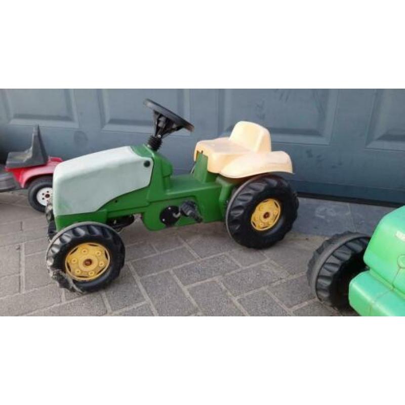 Trap tractors met aanhanger en graafmachine.