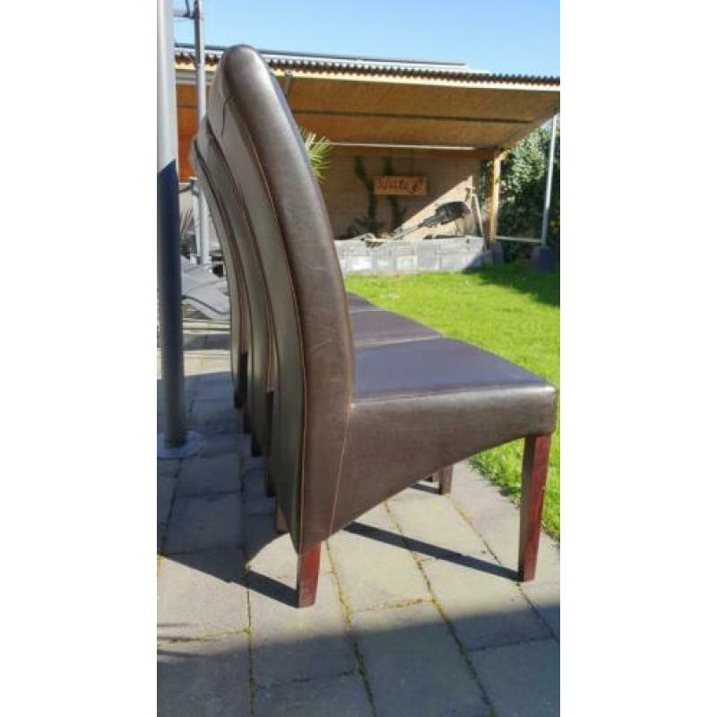 6 Donkerbruine stoelen.
