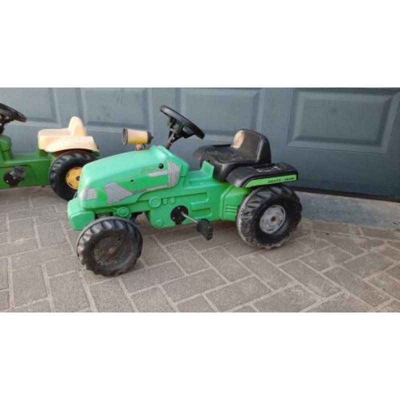 Trap tractors met aanhanger en graafmachine.