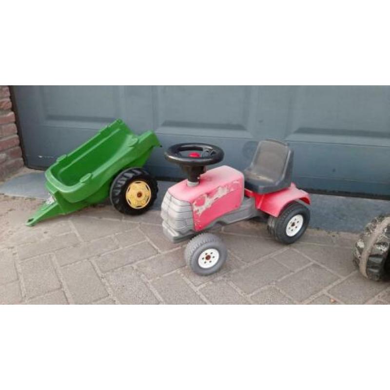 Trap tractors met aanhanger en graafmachine.