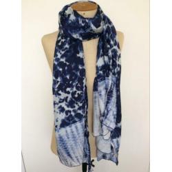 Claudia Sträter sjaal, verschillende blauw tinten en wit