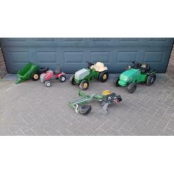 Trap tractors met aanhanger en graafmachine.