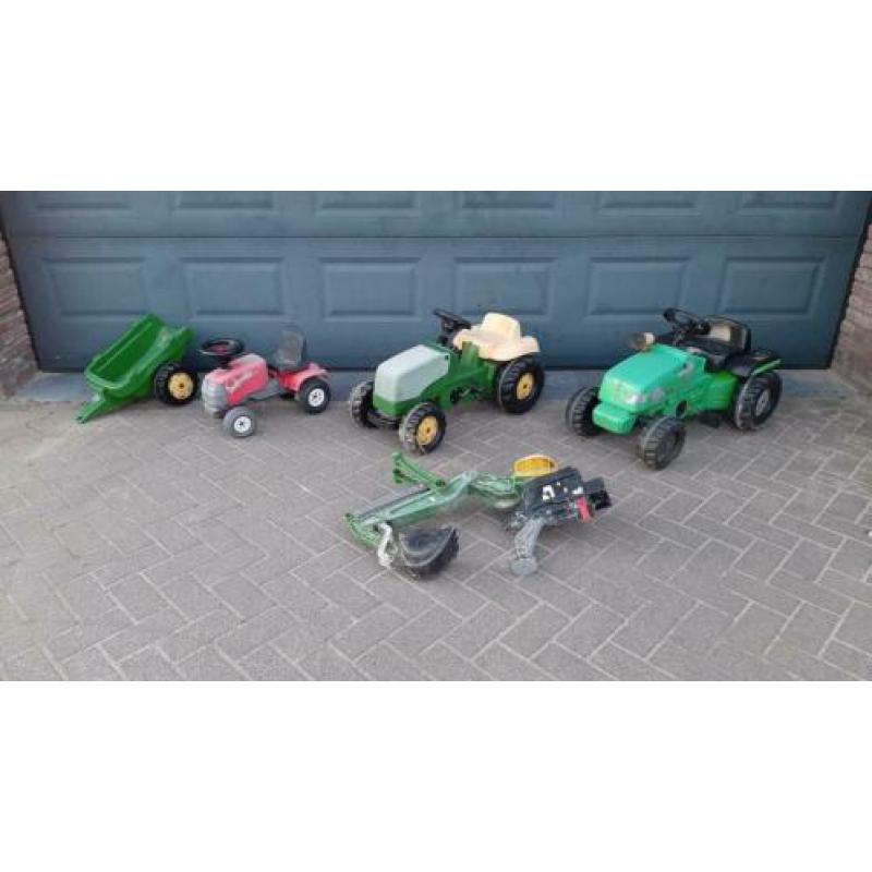 Trap tractors met aanhanger en graafmachine.