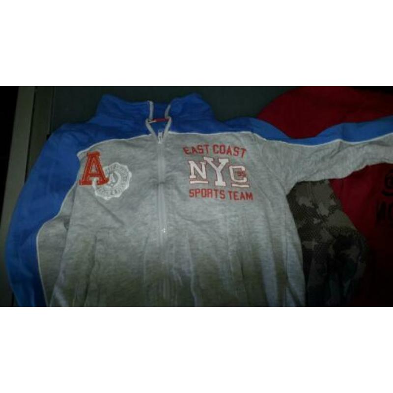 Pakket sweaters maat 128/134 4 stuks en 1 vest